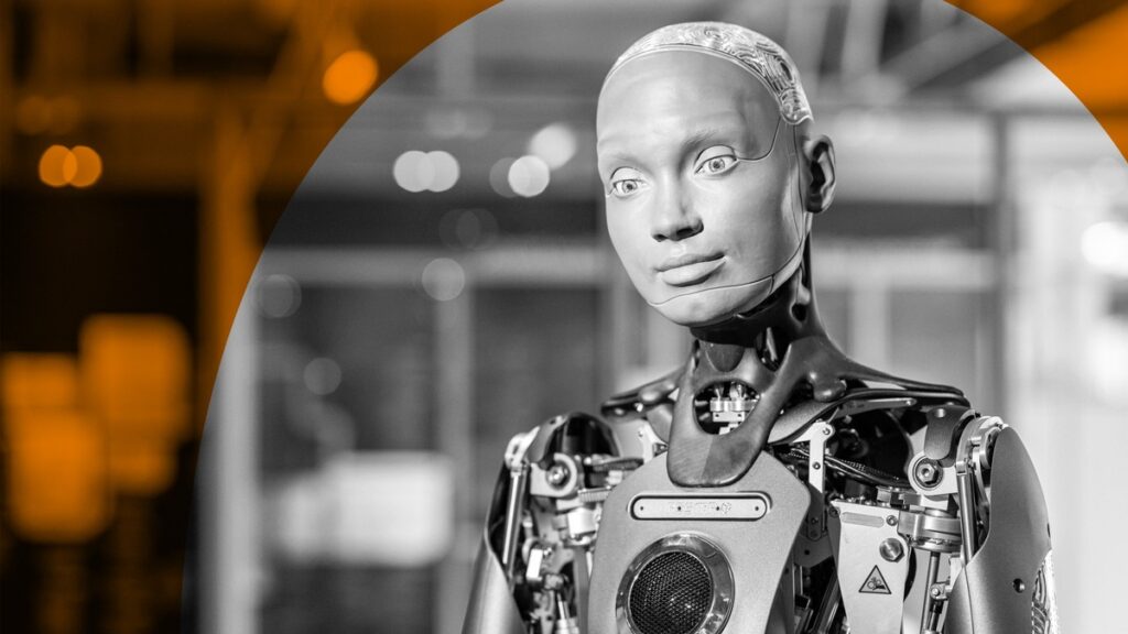 Roboter mit humanoider Erscheinung, ausgestattet mit Sensoren und mechanischen Komponenten, in einer neutralen Umgebung.