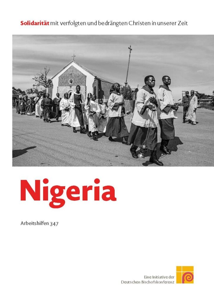 Schwarz-weiß Bild einer Prozession mit Menschen in traditionellen Gewändern vor einer Kirche in Nigeria.