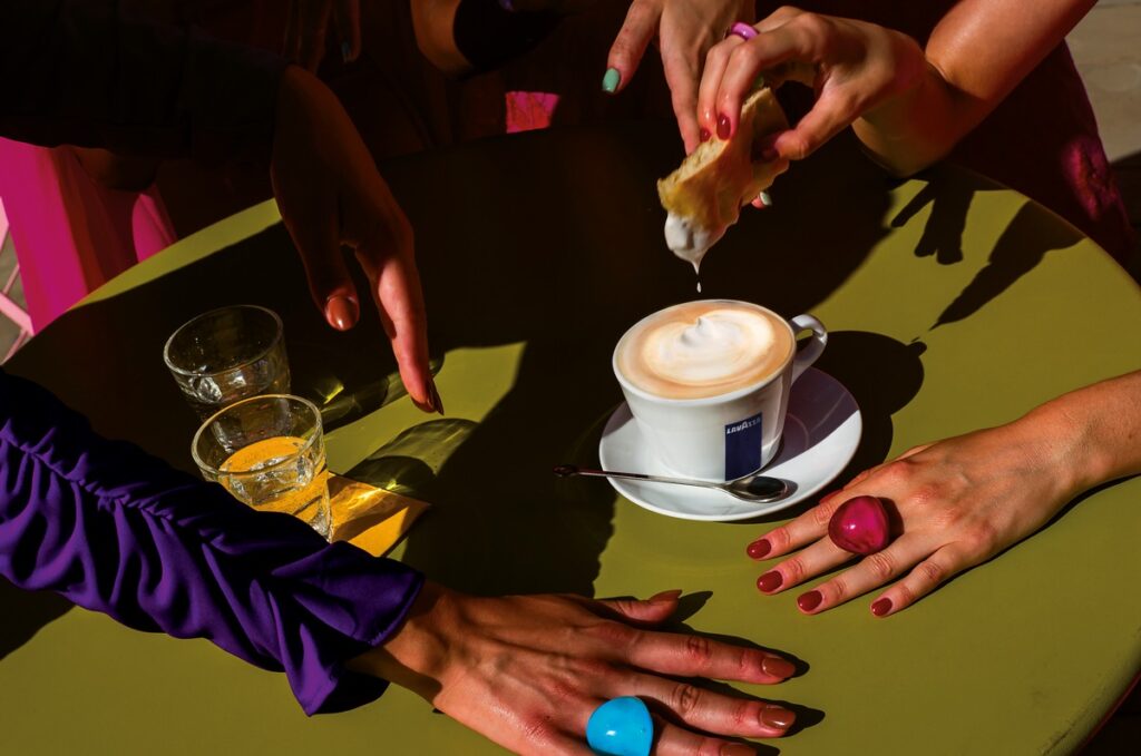 "Genuss macht uns lebendig" Lavazza präsentiert den neuen Kalender 2026 von Alex Webb / Die Essenz der Italianità feiert Premiere auf der Art Basel Miami Beach