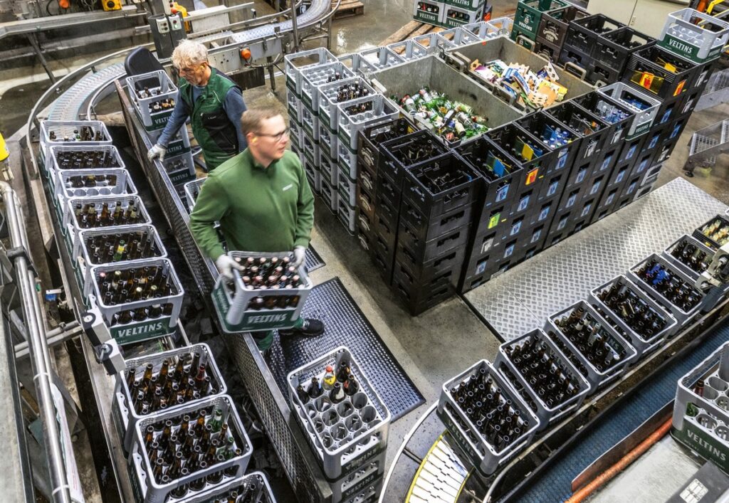 Blick hinter die Kulissen der Veltins Sortieranlage / Von Smartphone bis Schlüsselbund: Wo Leergut Ordnung findet und Überraschungen auftauchen
