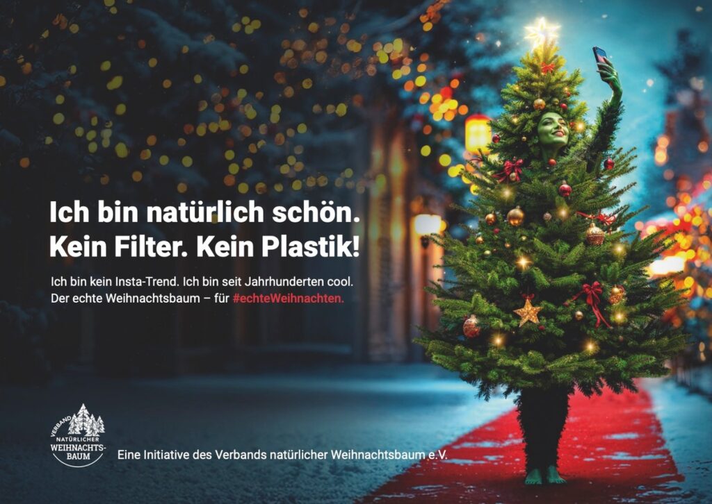 Weihnachtsbaum mit einer grünen Figur, die eine Botschaft über natürliche Schönheit und Nachhaltigkeit vermittelt.