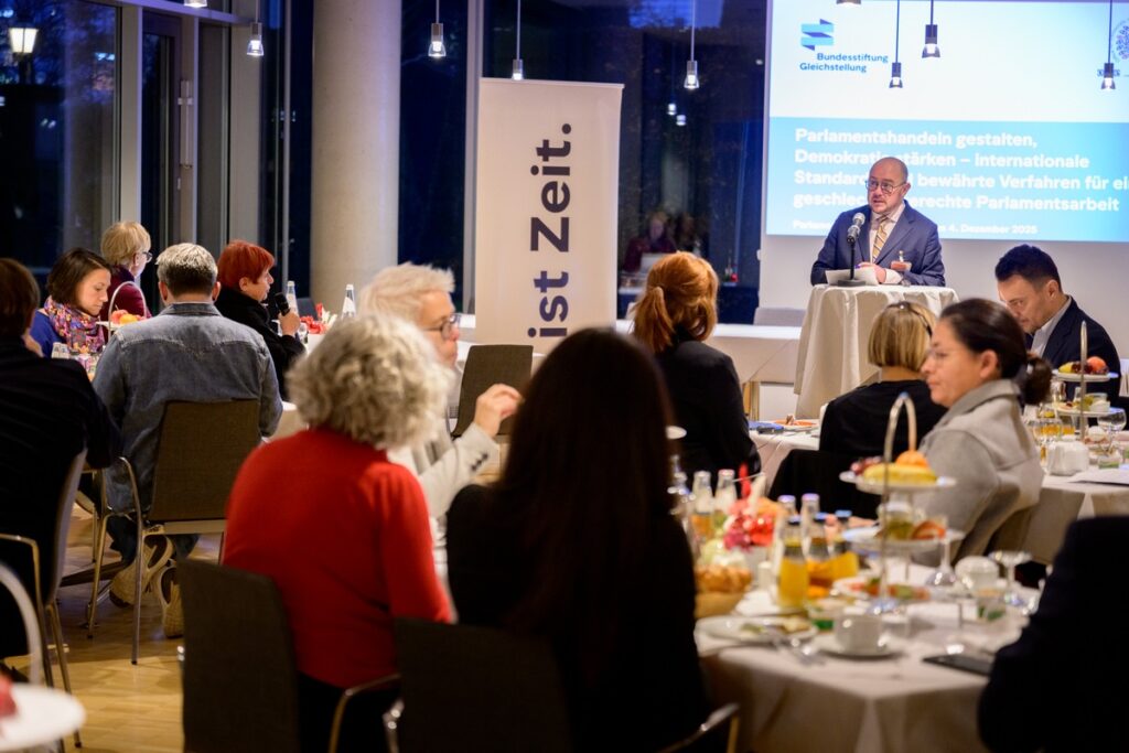 Parlamentshandeln gestalten, Demokratie stärken / OSZE und Bundesstiftung Gleichstellung stellen internationale Standards und bewährte Verfahren für geschlechtergerechte Parlamentsarbeit vor
