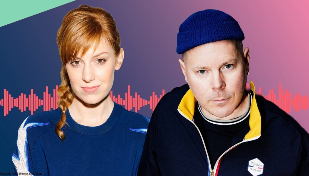 Zwei Personen, eine Frau mit geflochtenem Haar und ein Mann mit blauer Mütze, vor einem bunten Hintergrund mit Wellenform.