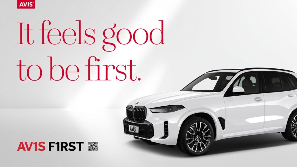 Weißer BMW X7 mit dem Schriftzug 'Es fühlt sich gut an, der Erste zu sein' und dem Logo von Avis F1RST.