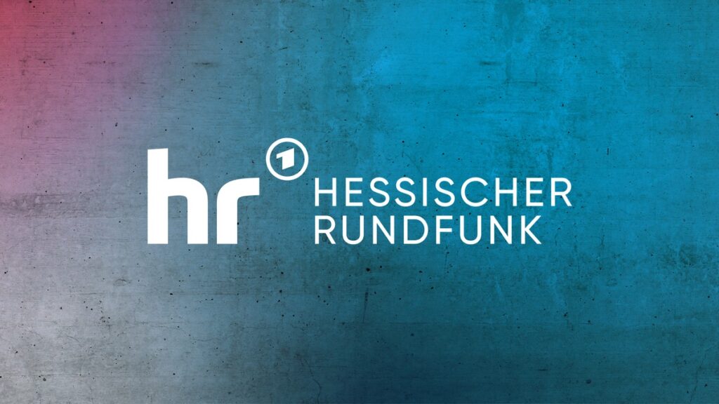 Logo des Hessischen Rundfunks auf einem strukturierten, farbigen Hintergrund.
