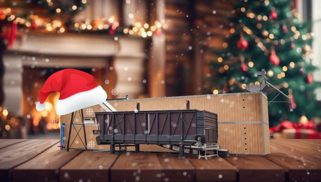 Modell einer Schlammtrocknungsanlage mit einem Weihnachtsmann-Hut auf dem Dach in einer festlichen Umgebung.