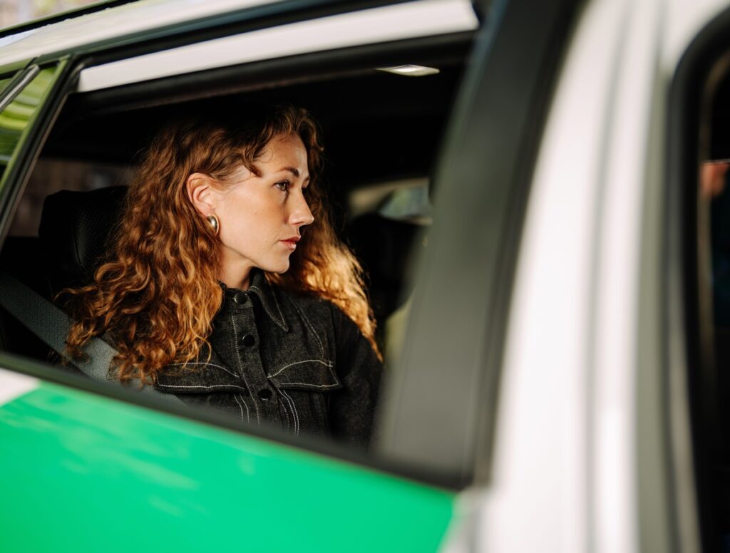 Neue Studie von TERRE DES FEMMES und Bolt Wie sicher fühlen sich Frauen nachts unterwegs?