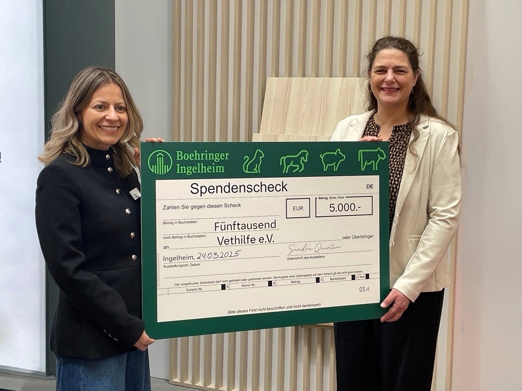 Zwei Frauen halten einen großen Spendenscheck über 5000 Euro für den Verein Vetlife e.V. in Ingelheim.