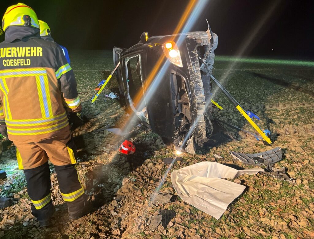 Die Feuerwehr befreite den Fahrer aus dem Auto.