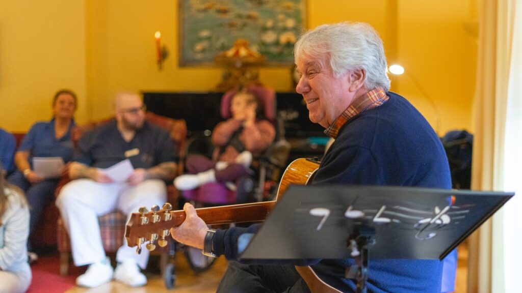 Strahlende Gesichter beim Weihnachtssingen in der Sternenbrücke: Rolf Zuckowski sorgte für unvergessliche Momente