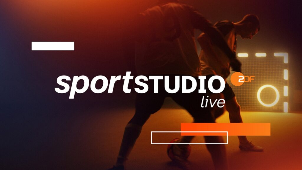Logo von sportstudio live mit Fußballspielern im Hintergrund und einem Tor in orangefarbener Beleuchtung.