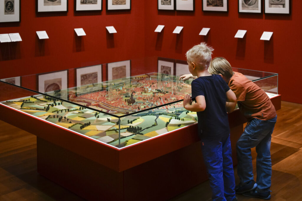 Exponate im Ausstellungsraum
