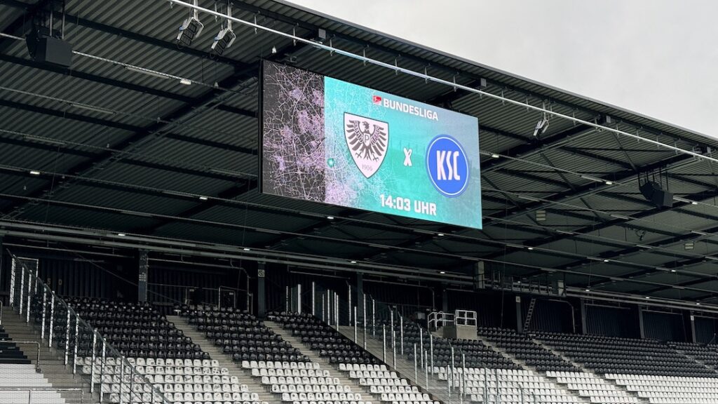Neue Videoleinwand in Betrieb