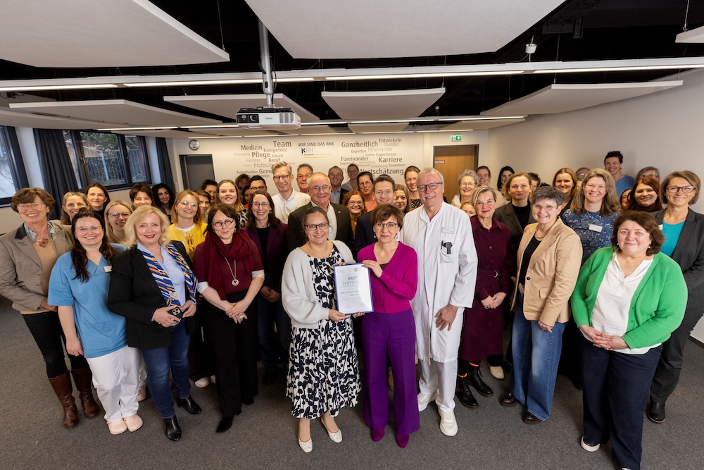 Pressefoto Zertifikatsübergabe HKS+