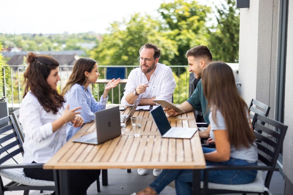 Wie eine Agentur aus Dachau DAX Unternehmen, Konzern Schwergewichte, namhafte Hochschulen und Bundesbehörden beim Generation Z Recruiting unterstützt