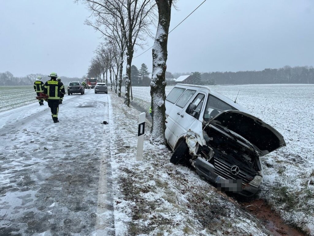 Der Fahrer wurde nach bisherigem Stand leicht verletzt.