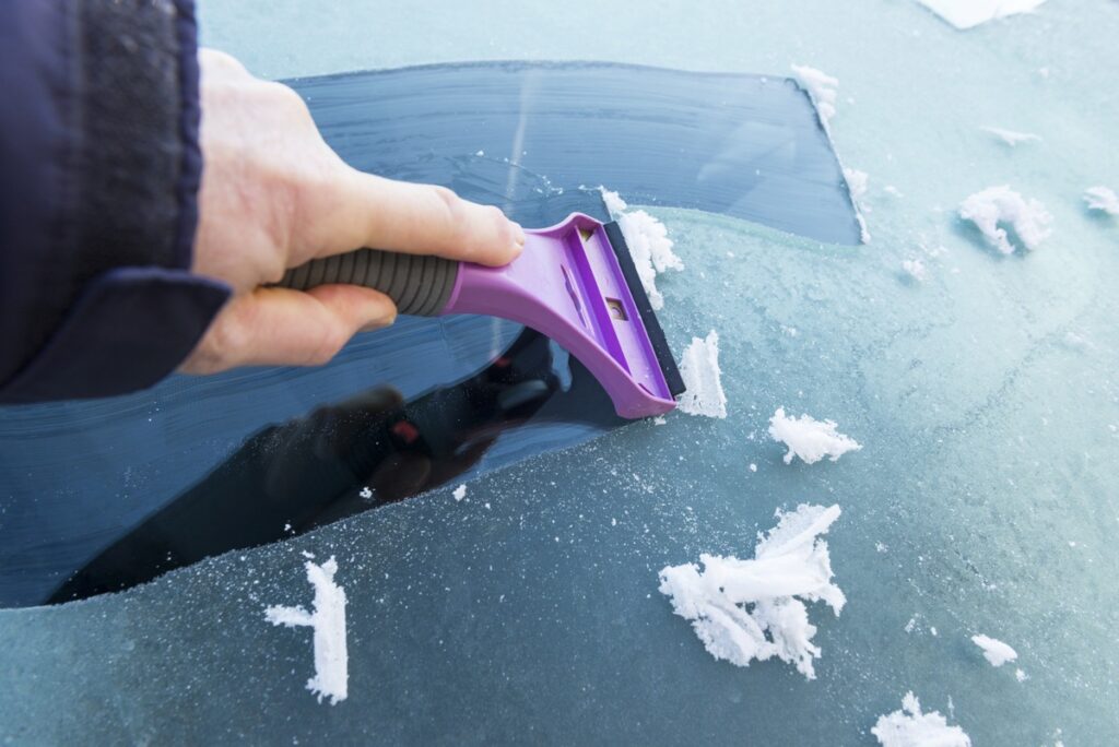 Kalte Temperaturen in Deutschland: ACV Tipps gegen vereiste Autoscheiben