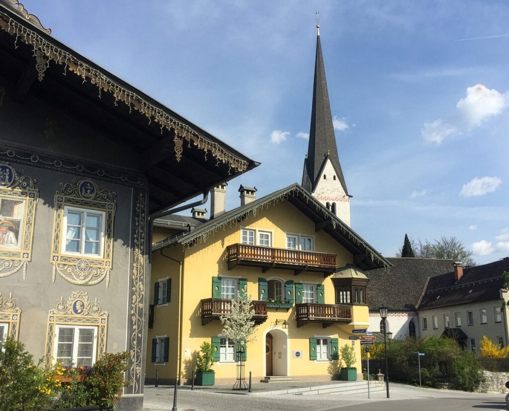 Neuer Standort für Technologie und Food Marketing in Garmisch Partenkirchen / Zukunftsthemen in historischem Ambiente