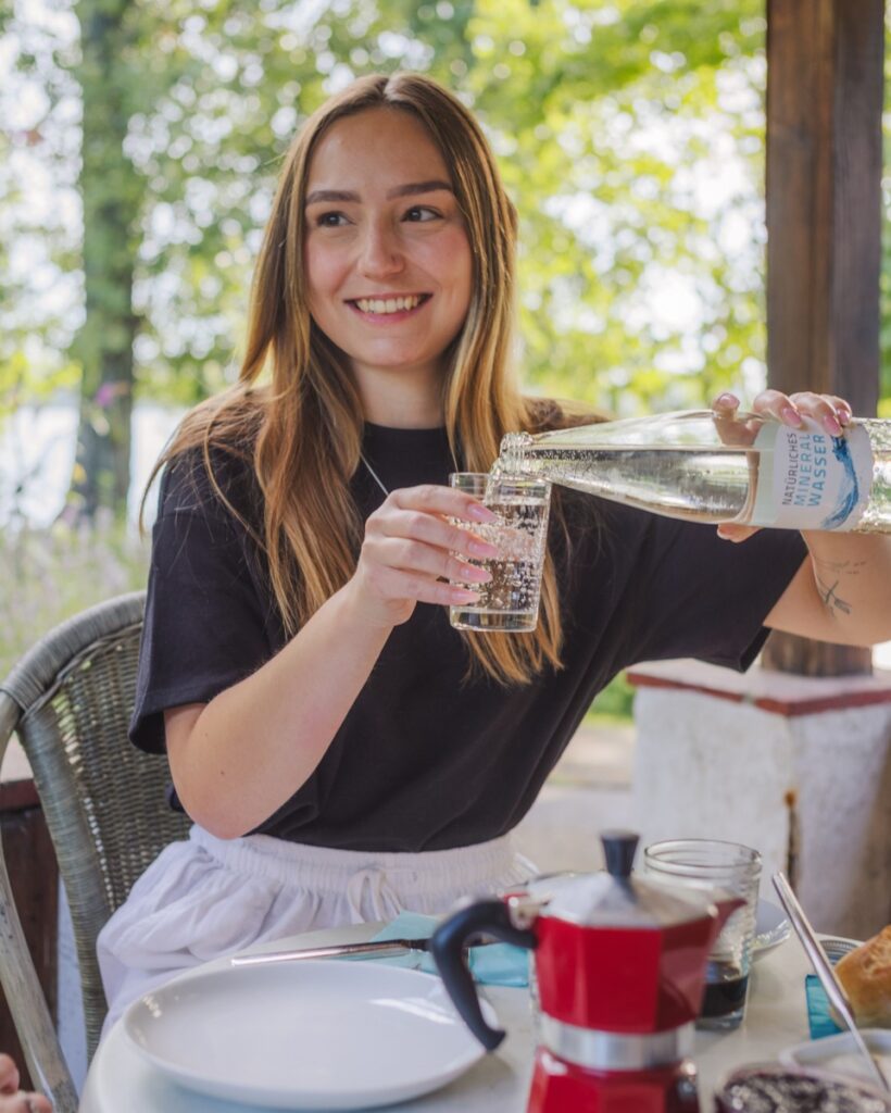 Mineralwasser bleibt Durstlöscher Nummer eins / Mineralwasser Absatz steigt 2025 deutlich