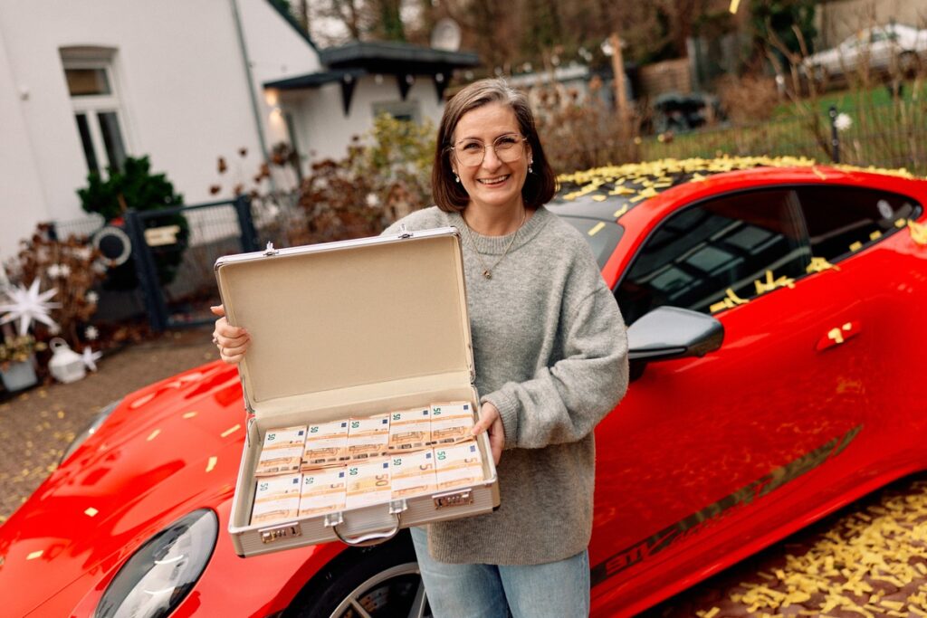 "Endlich kann ich auch mal unvernünftig sein!" 10 Euro Los katapultiert Mutter aus Mühlheim vom Kleinwagen in den Porsche