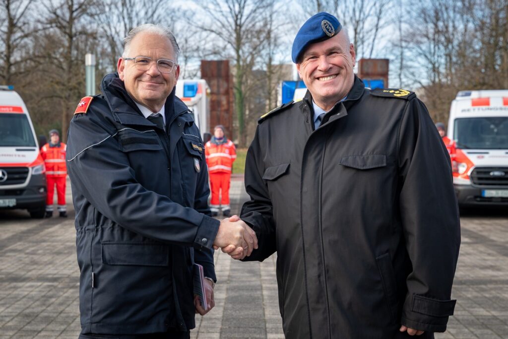 Johanniter stellen der Bundeswehr 100 Fahrzeuge für den Verwundetentransport bereit / Verwundeten Transportkomponente 100 vorgestellt