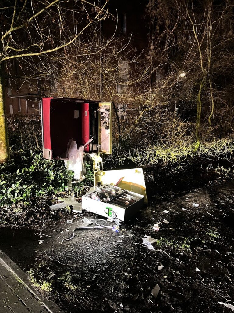 Der Automat wurde durch die Sprengung zerstört.