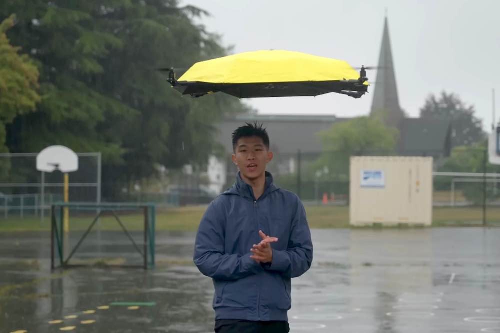 Autonomer fliegender Regenschirm ohne Hände