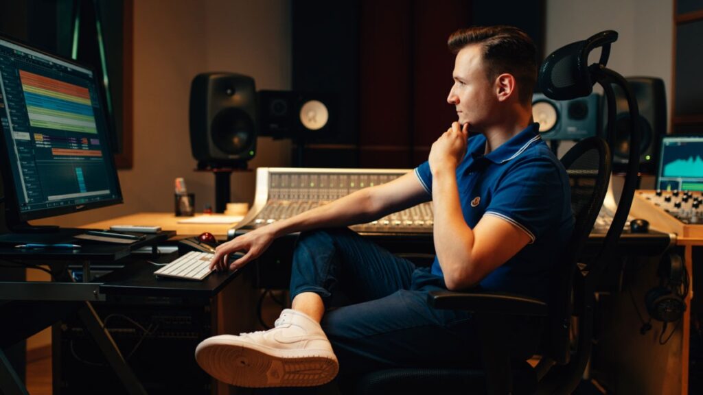 Der Hörbuchmarkt boomt: Patrick Khatrao von der Golden Voice Academy verrät, wie du mit Stimme, System und KI in die Audioindustrie startest