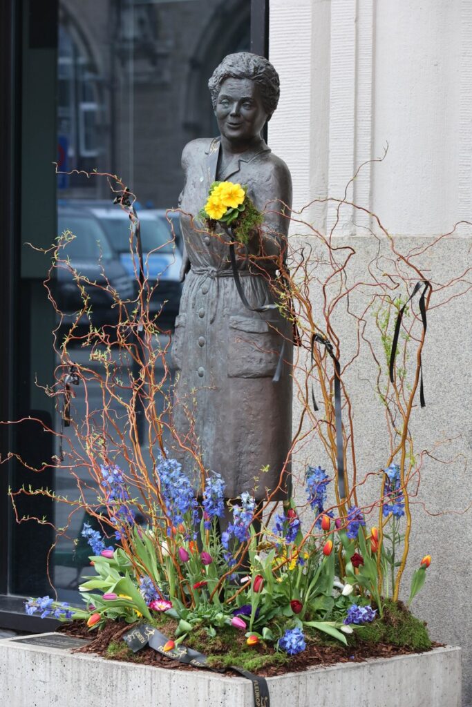 Blumenschmuck für weibliche Statuen und Denkmäler deutschlandweit / Floristik Branche in Frauenhand Fleurop setzt im vierten Jahr in Folge ein Zeichen zum Internationalen Frauentag