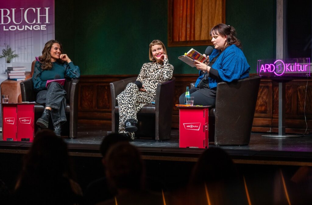 Literatur Talk mit Mona Ameziane: Ab 4. Februar neue "Buch Lounge" Folgen in der ARD Audiothek