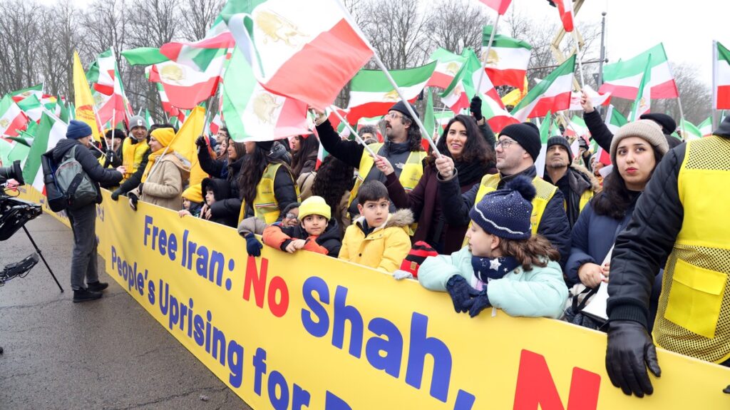 Von 15.000 bis 200.000: Große Kontroverse um die Iran Demo in München
