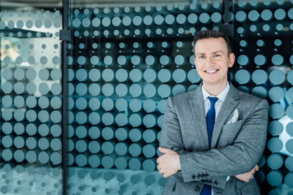 XTB Umfrage zum Valentinstag: Finanzielle Verantwortung für Frauen wichtiger als für Männer / So denken Paare über Geld