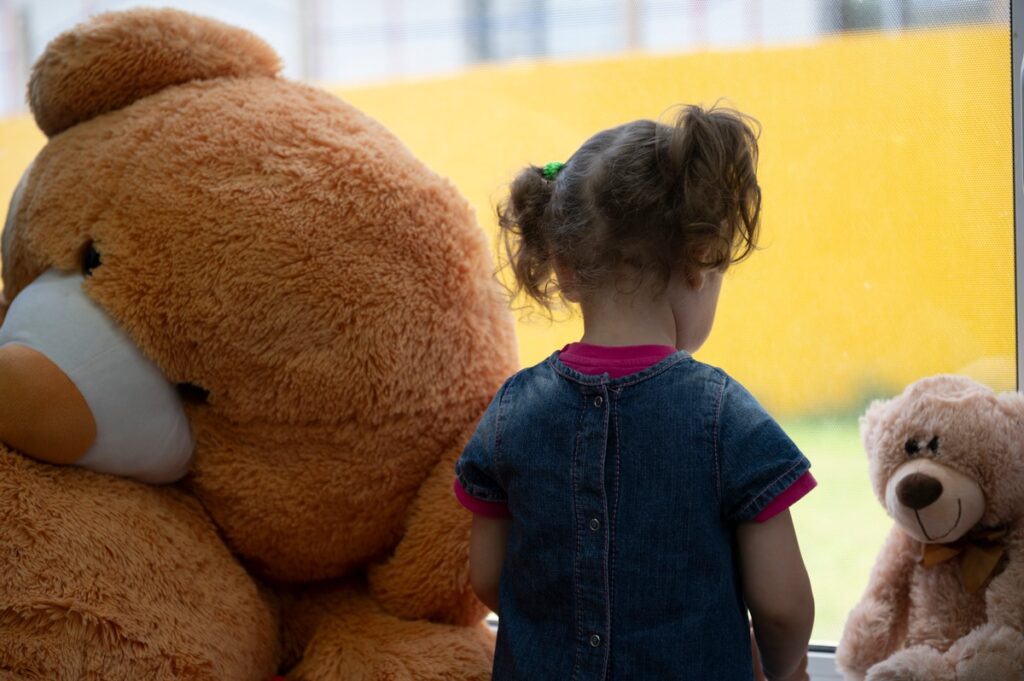 "Der Schutz der Kinder muss Vorrang haben": Stopp der US Entwicklungshilfe erschwert humanitäre Hilfe in der Ukraine (Serie: Der Wegfall von USAID und seine Folgen, Teil 2)