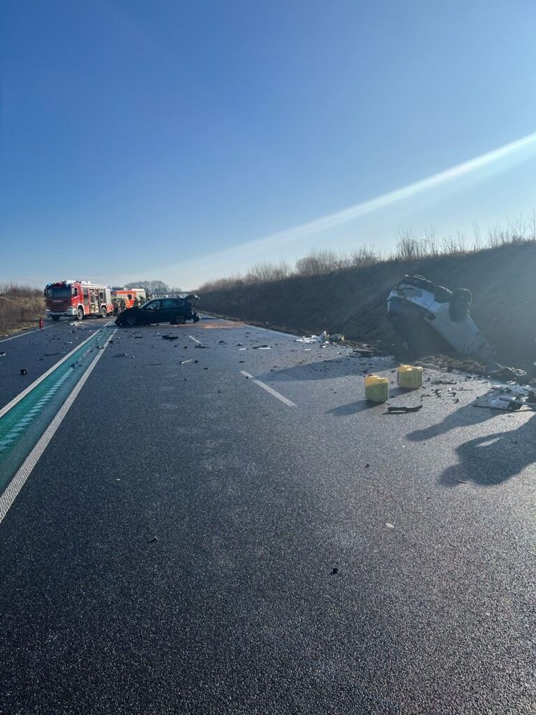 Beide Fahrer kamen schwer verletzt in Krankenhäuser.