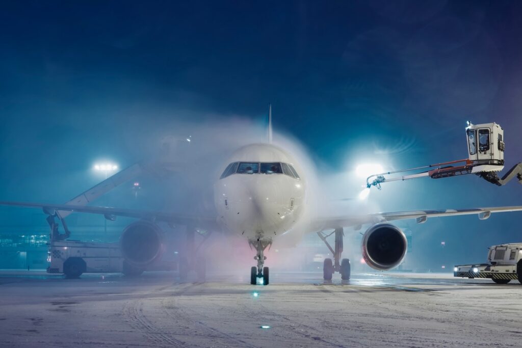 Winterchaos im Flugverkehr: Welche Versicherungen greifen und wo Reisende oft falsch liegen