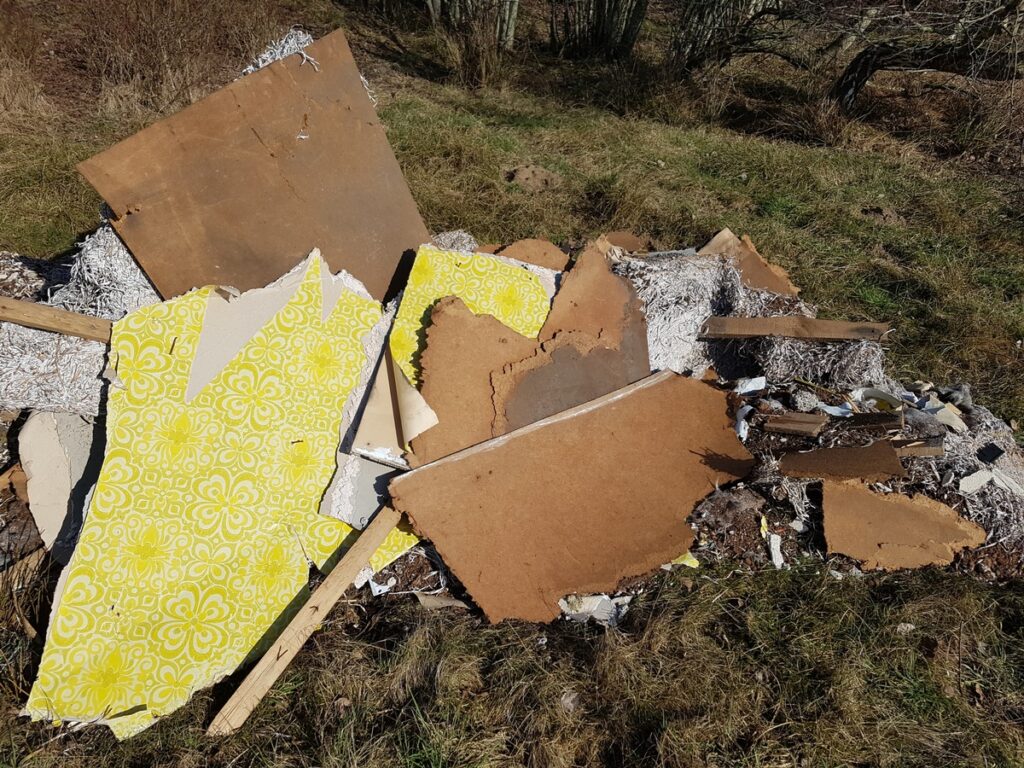 Illegale Müllentsorgung am Holteweg.