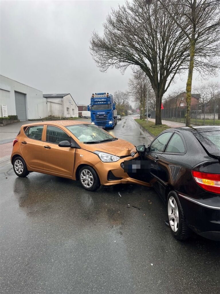 Fünf Personen wurden bei dem Unfall verletzt.