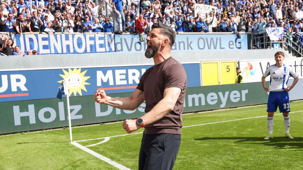 Miron Muslic freut sich über den Auswärtssieg.