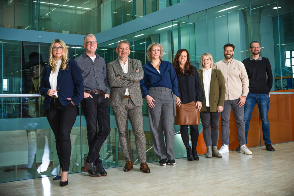 Das Team von Touchtronic aus Nordhorn – Experten für Automatisierungstechnik und Steuerungssysteme in einem modernen Unternehmensgebäude