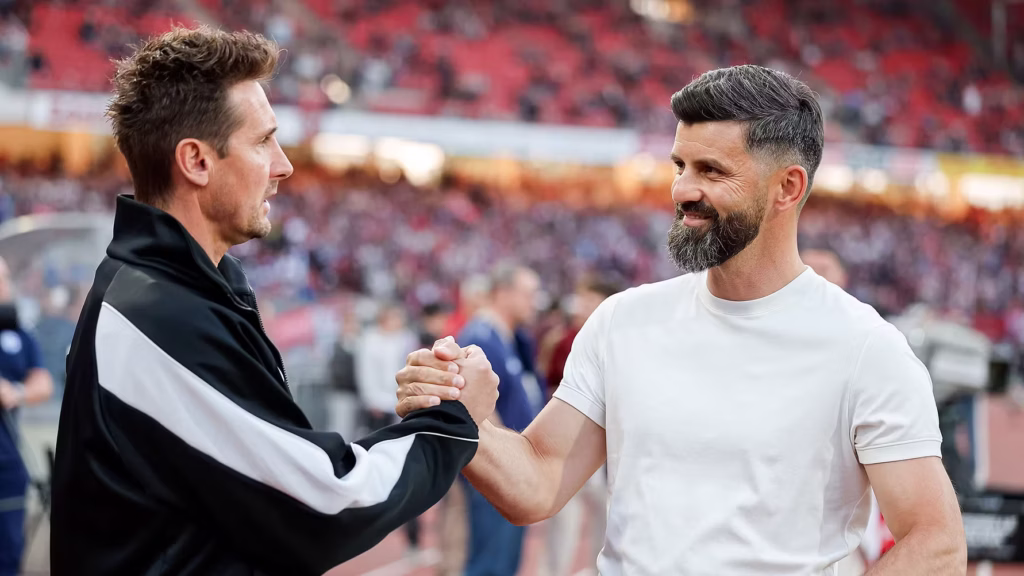 Die beiden Chef-Trainer: Miroslav Klose und Miron Muslic bei der Begrüßung vor dem Spiel.