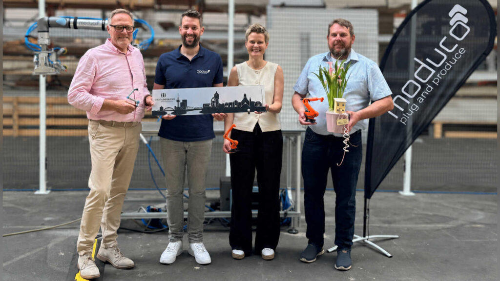 Vertreter der Stadt Lingen gratulieren dem Robotikunternehmen moduco zum fünfjährigen Bestehen