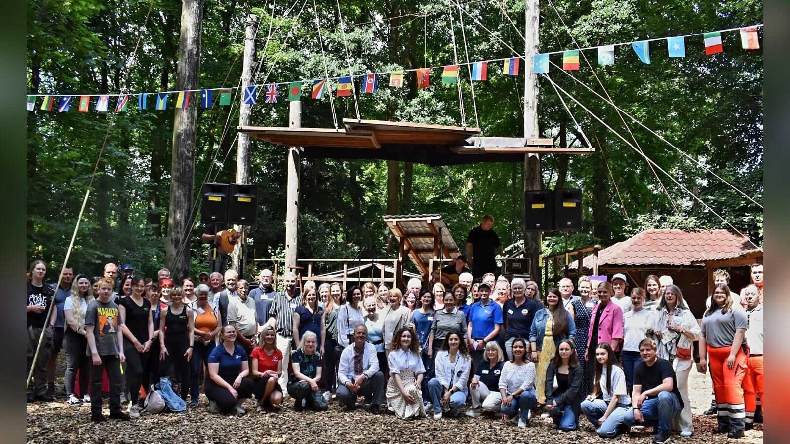 Kleinere Gruppe von Ehrenamtlichen und Gästen beim Willkommensfest in Lingen