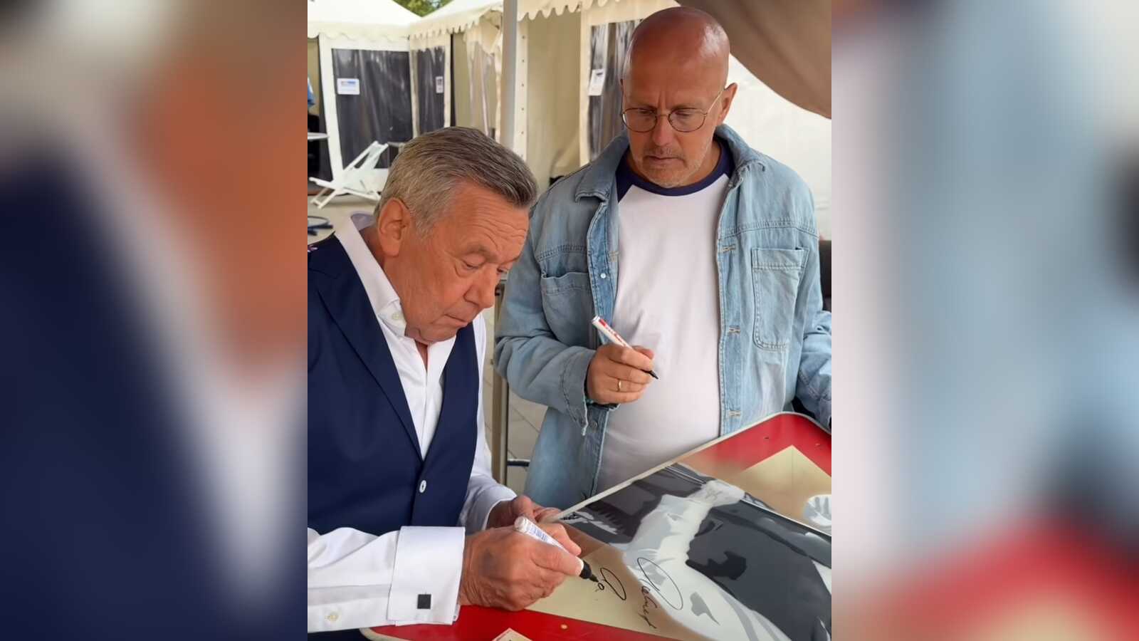 Das signierte Verkehrsschild mit dem Porträt von Roland Kaiser