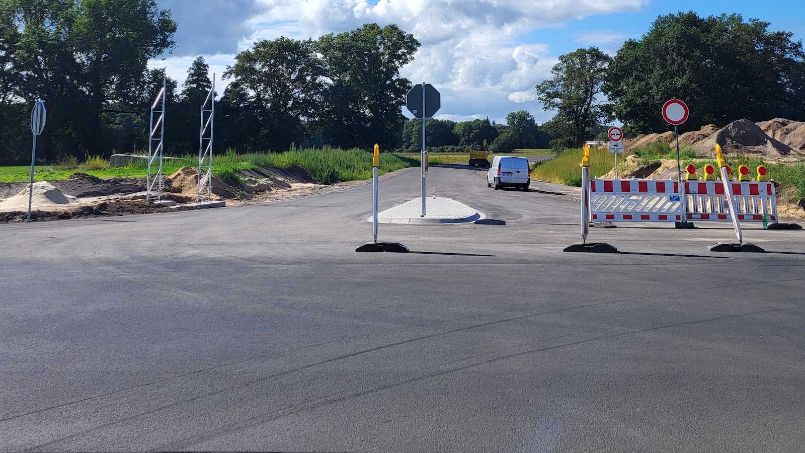 Neu gebaute Verlängerung der Straße Obenholt in Emlichheim, Blick auf die sanierte Kreuzung mit der Ringer Straße (L44)
