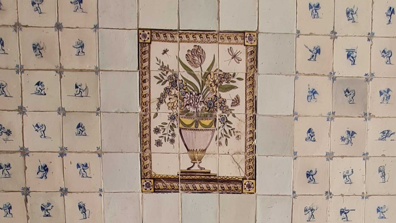 Zweiter Fliesenspiegel mit bemalten niederländischen Fliesen im Heimatmuseum Leer