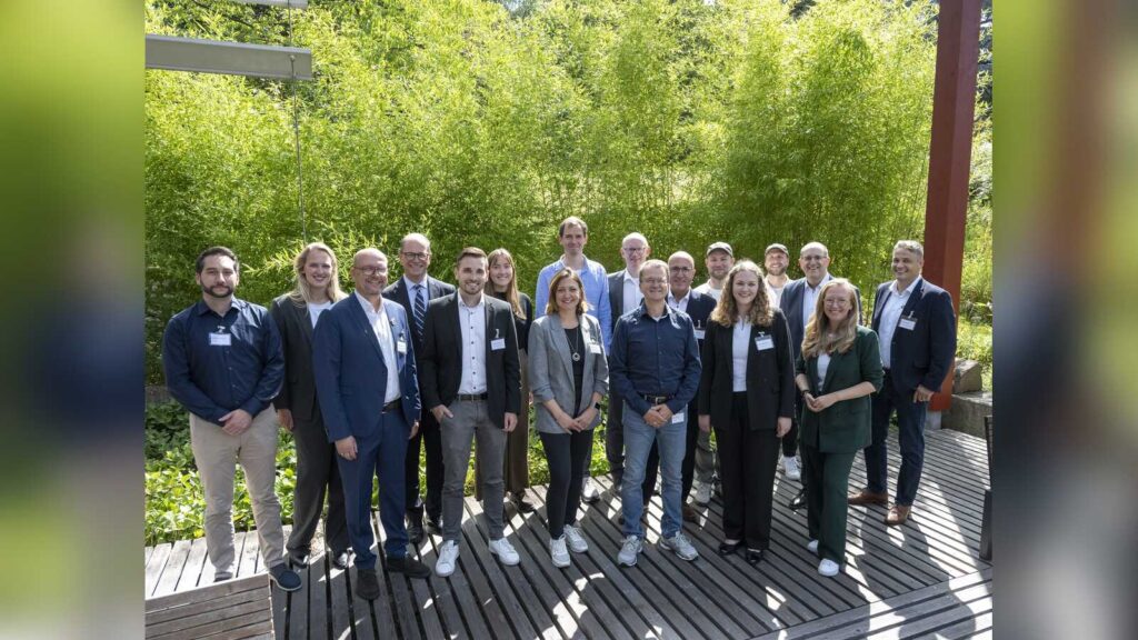 Gruppenfoto mit IHK-Präsident Uwe Goebel, Veranstaltern und Referenten des Nachhaltigkeitsforums 2026