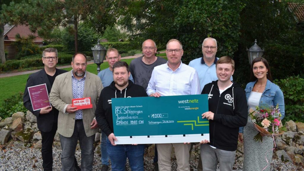 Neun Personen mit einem symbolischen Scheck über 1.000 Euro für den ASC Schöppingen