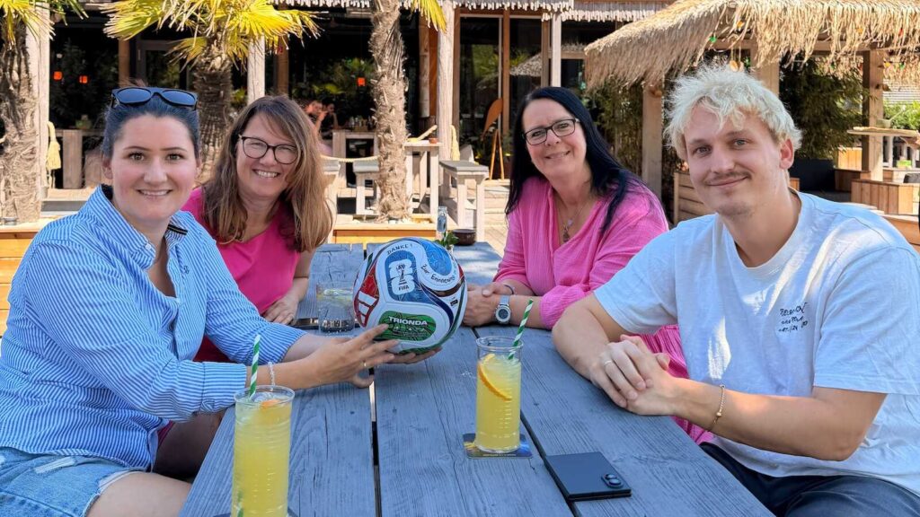 Karola Voß, Katrin Damme, Veronica Klas und Ludwig Groten bei der Übergabe eines signierten Fußballs