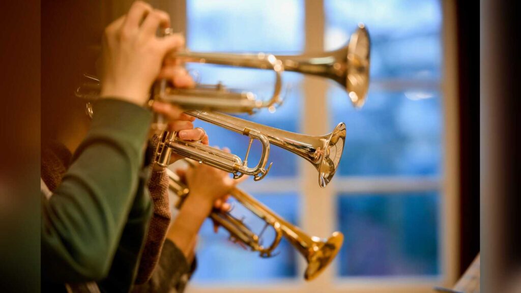 Junge Musikerinnen und Musiker mit Blasinstrumenten bei der Blasorchesterwoche der Musik- und Kunstschule Osnabrück