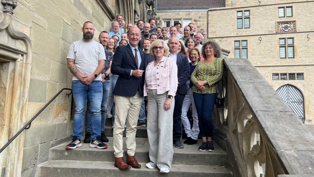 Delegation aus Hengelo mit Bürgermeister Sander Schelberg und Bürgermeisterin Eva-Maria Westermann vor dem historischen Rathaus in Osnabrück